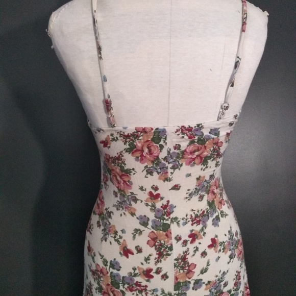 Formfitting floral dress - Picture 2 of 5